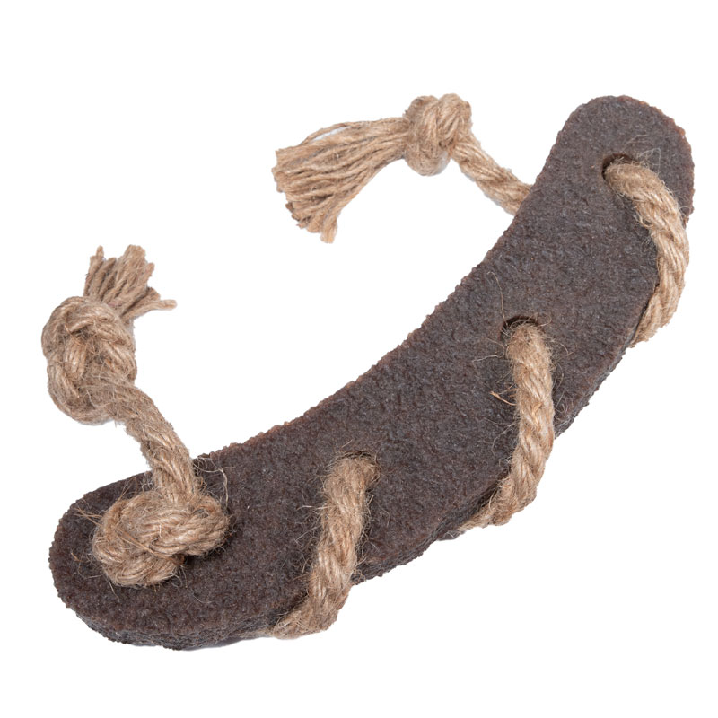 Гигви Игрушка для собак Сосиска c веревкой из экорезины, 21,5 см, коричневый, GiGwi